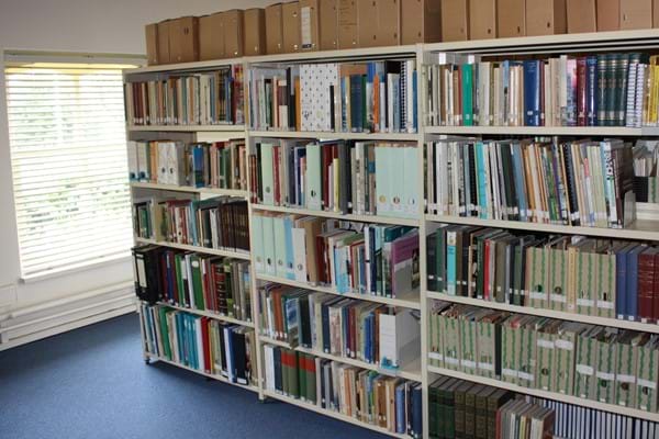 Bibliotheek met meer dan 9.000 boeken, documenten en tijdschriften