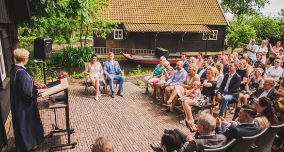 Huwelijksvoltrekking in de historische tuin van het museum