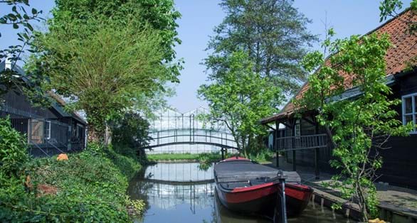Historische tuin met schuit