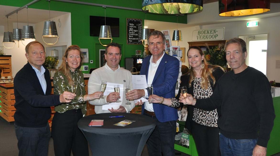 Van links naar rechts: Leo van den Ende (voorzitter Kunstmuseum Westland), Lenny Dijkshoorn (voorzitter Westlands Museum), Bas Rensen (CEO Best Fresh Group), Wouter Kuiper (CEO KUBO Groep), Marjonne Kube (conservator Westlands Museum), Gustaaf van Gaalen (bedrijfsvoerder Westlands Museum)
