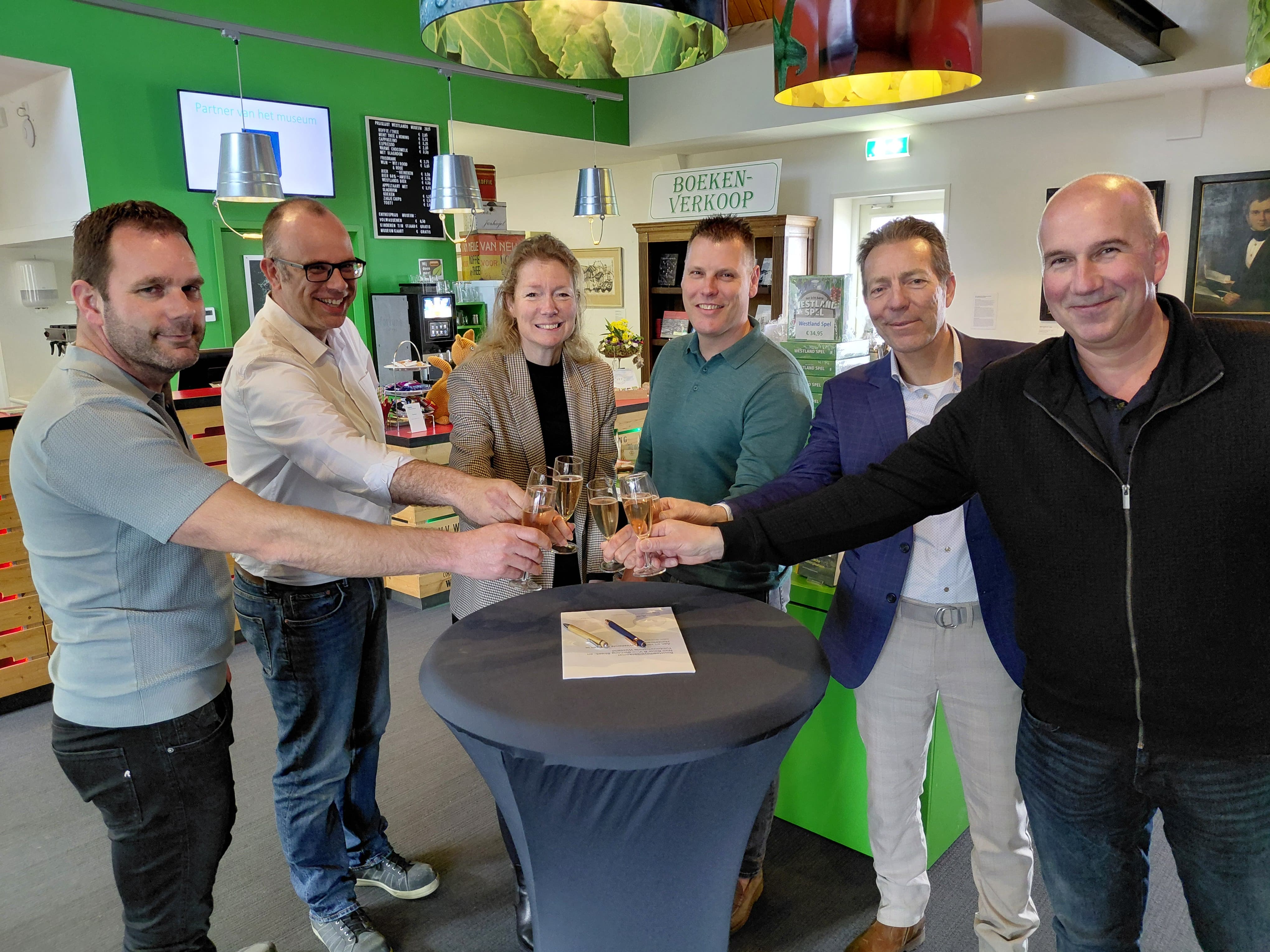 De feestelijke ondertekening met v.l.n.r. Andre Burger (ETB Kuyvenhoven), Erik de Boo (De Boo Bouwtoezicht), Lenny Dijkshoorn (vzt Westlands Museum), Danny Voermans (Nivo Bouw), Gustaaf van Gaalen (bedrijfsvoerder Westlands Museum) en Thomas Collignon (Verkade Klimaat).
